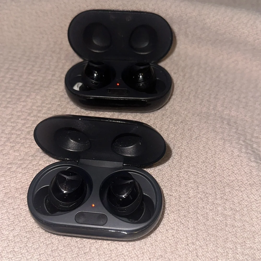Selling 2 pairs of Samsung earbuds